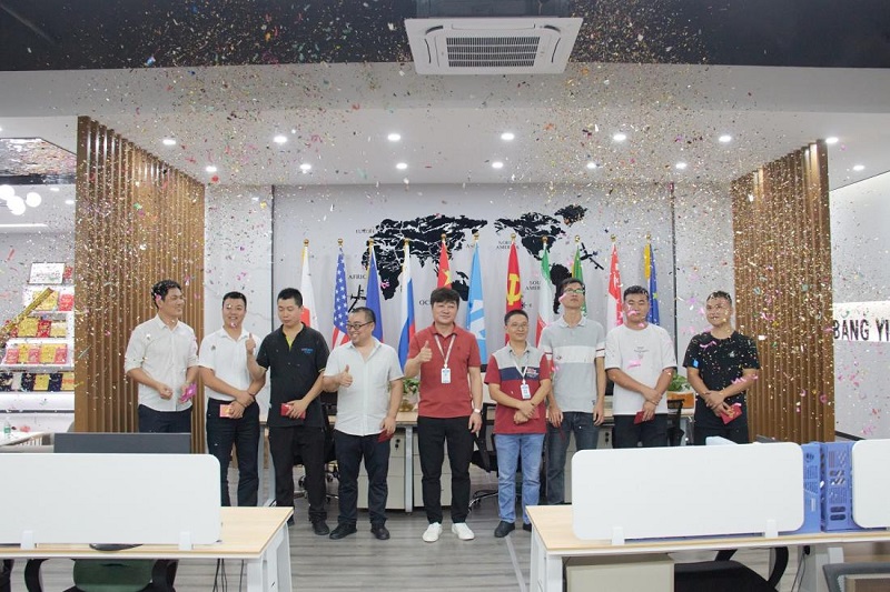 再贏(yíng)新單！華邦瀛成都LED貼膜屏項(xiàng)目圓滿(mǎn)收官